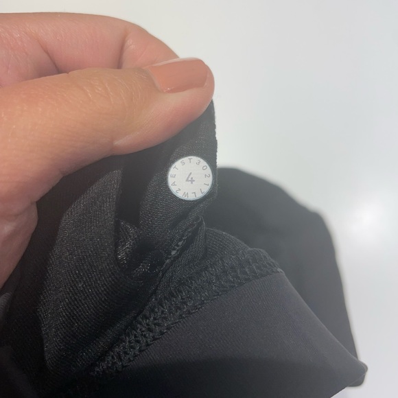 Lululemon Invigorate Bra - Black - Size 4 - has Soulcycle emblem - Picture 5 of 5